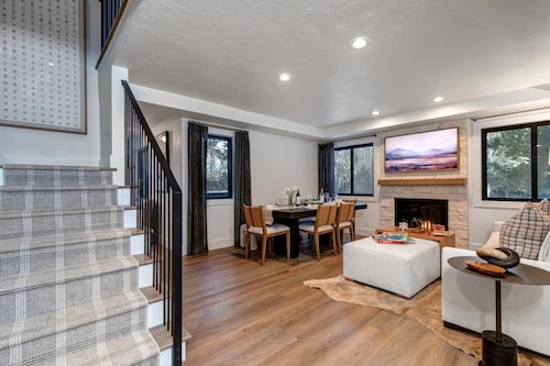 KBM Resorts Hidden Creek Bright and Airy, Near Canyons Cabriolet, Gas Fireplace, Private Hot Tub, Comm Summer Pool Hct-26c