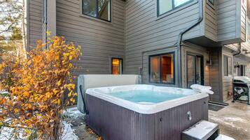 Stadtwohnung (4 Bedrooms) | Badezimmer | Dusche, Designer-Toilettenartikel