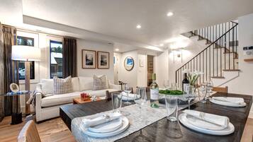 Studio (4 Bedrooms) | Khu ăn uống