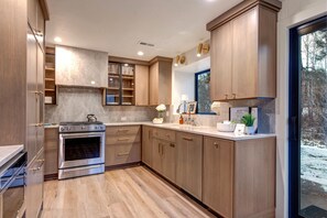 Townhome (4 Bedrooms) | Private kitchen