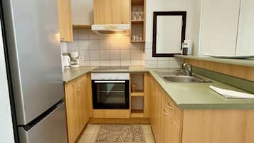 Frigorífico, microondas, horno y placa de cocina