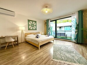 Bureau, fer et planche à repasser, lit parapluie, Wi-Fi