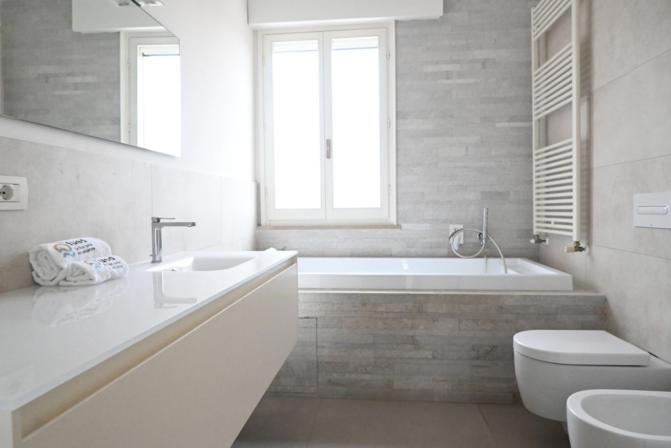 Shower, bidet, towels