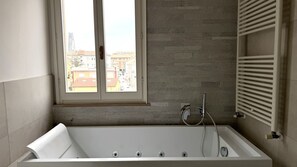 Douche, bidet, serviettes fournies