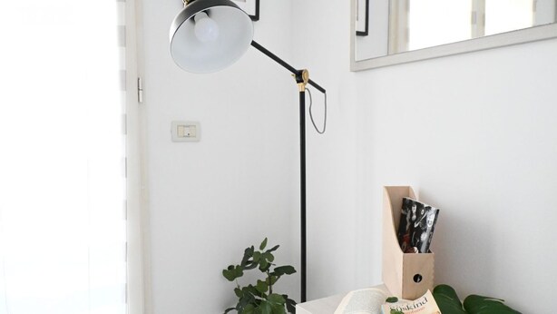 A room with a desk, a plant, a lamp, and a bookshelf with books and magazines. - CV001 – Cervia, comfortable studio apartment on the ground floor (Cervia)