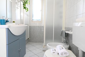 Dusche, Bidet, Handtücher