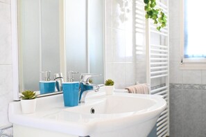 Shower, bidet, towels - CV001 – Cervia, comfortable studio apartment on the ground floor (Cervia)