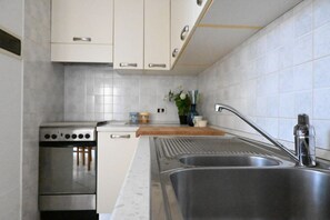 Fridge, oven - CV001 – Cervia, comfortable studio apartment on the ground floor (Cervia)