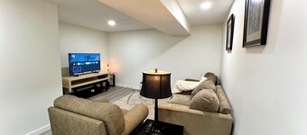 Cozy & Modern 3BR Lower Unit I Private Entrance, Laundry, Fridge Microwave