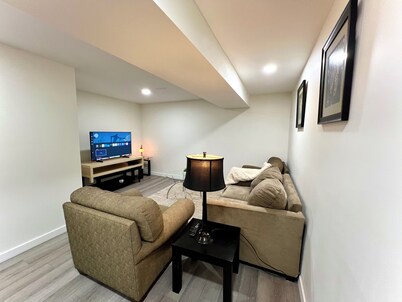 Cozy & Modern 3BR Lower Unit I Private Entrance, Laundry, Fridge Microwave