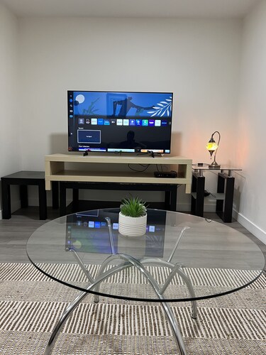 Cozy & Modern 3BR Lower Unit I Private Entrance, Laundry, Fridge Microwave