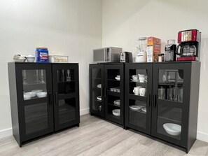 Interior - Cozy & Modern 3BR Lower Unit I Private Entrance, Laundry, Fridge Microwave (Calgary)