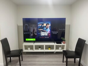 Interior - Cozy & Modern 3BR Lower Unit I Private Entrance, Laundry, Fridge Microwave (Calgary)