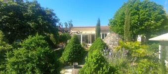 Family home in a green setting between Aix-en-Provence and the Luberon