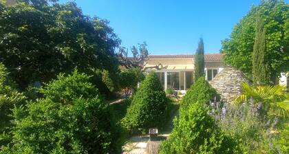 Family home in a green setting between Aix-en-Provence and the Luberon