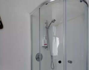 Asciugacapelli, asciugamani, sapone, carta igienica