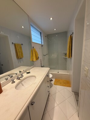 Douche, serviettes fournies, savon, papier toilette