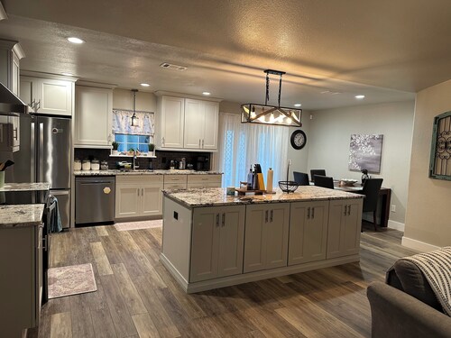 Peaceful Home Away From Home! 20 minutes from the beach! Quiet neighborhood!