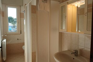 Shower, bidet, towels - CV004 - Cervia, new three-room apartment with air conditioning (Cervia)