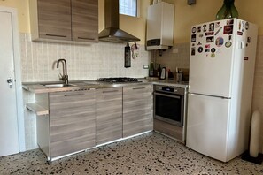 Een koelkast, een oven, een vaatwasser