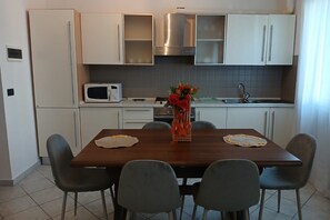 Fridge, oven - CV005 - new two-room apartment with air conditioning (Cervia)