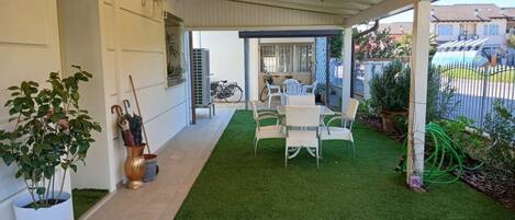 屋外ダイニングエリア