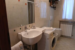 Shower, bidet, towels - CV005 - new two-room apartment with air conditioning (Cervia)