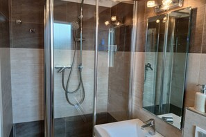 Shower, bidet, towels - CV002 - Cervia, new two-room apartment with large terrace and parking space (Cervia)
