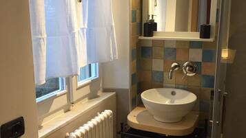 Douche, bidet, serviettes fournies