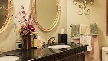 Een douche, een regendouche, gratis toiletartikelen, een haardroger