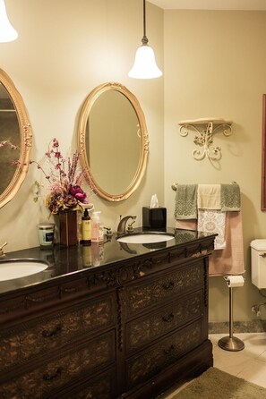 Free toiletries, hair dryer, towels, soap - Aspiratinns Hotel & Wellness Center (Slate Hill)