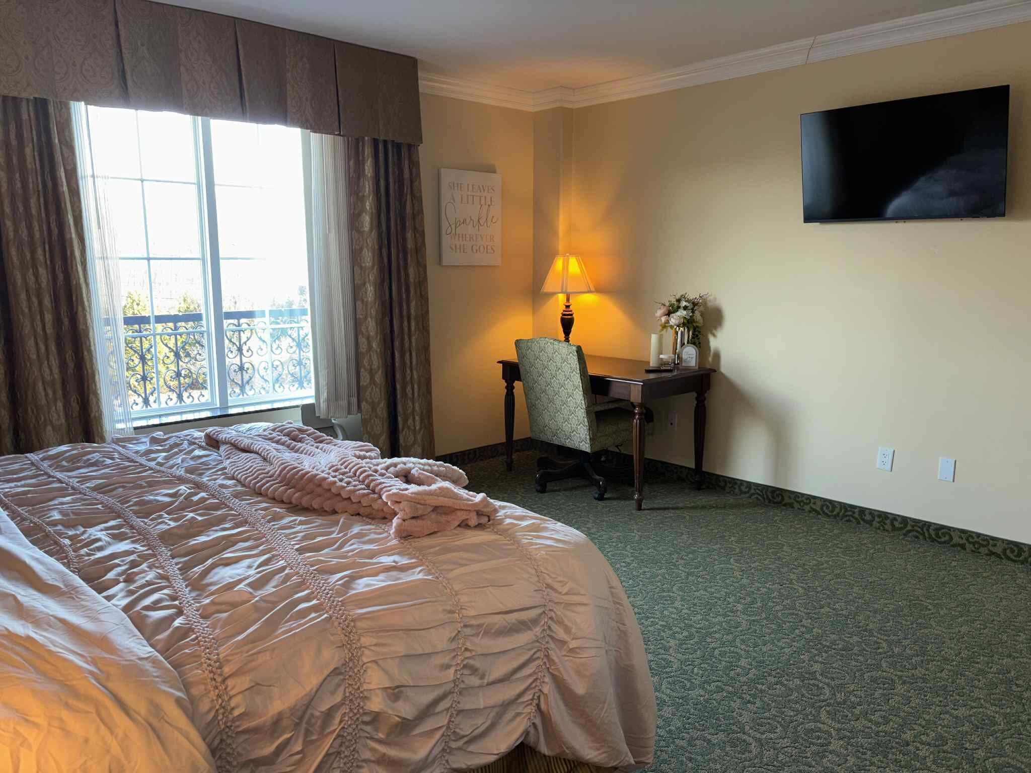 Classic Room, 1 King Bed | Premium bedding, in-room safe, individually decorated, desk