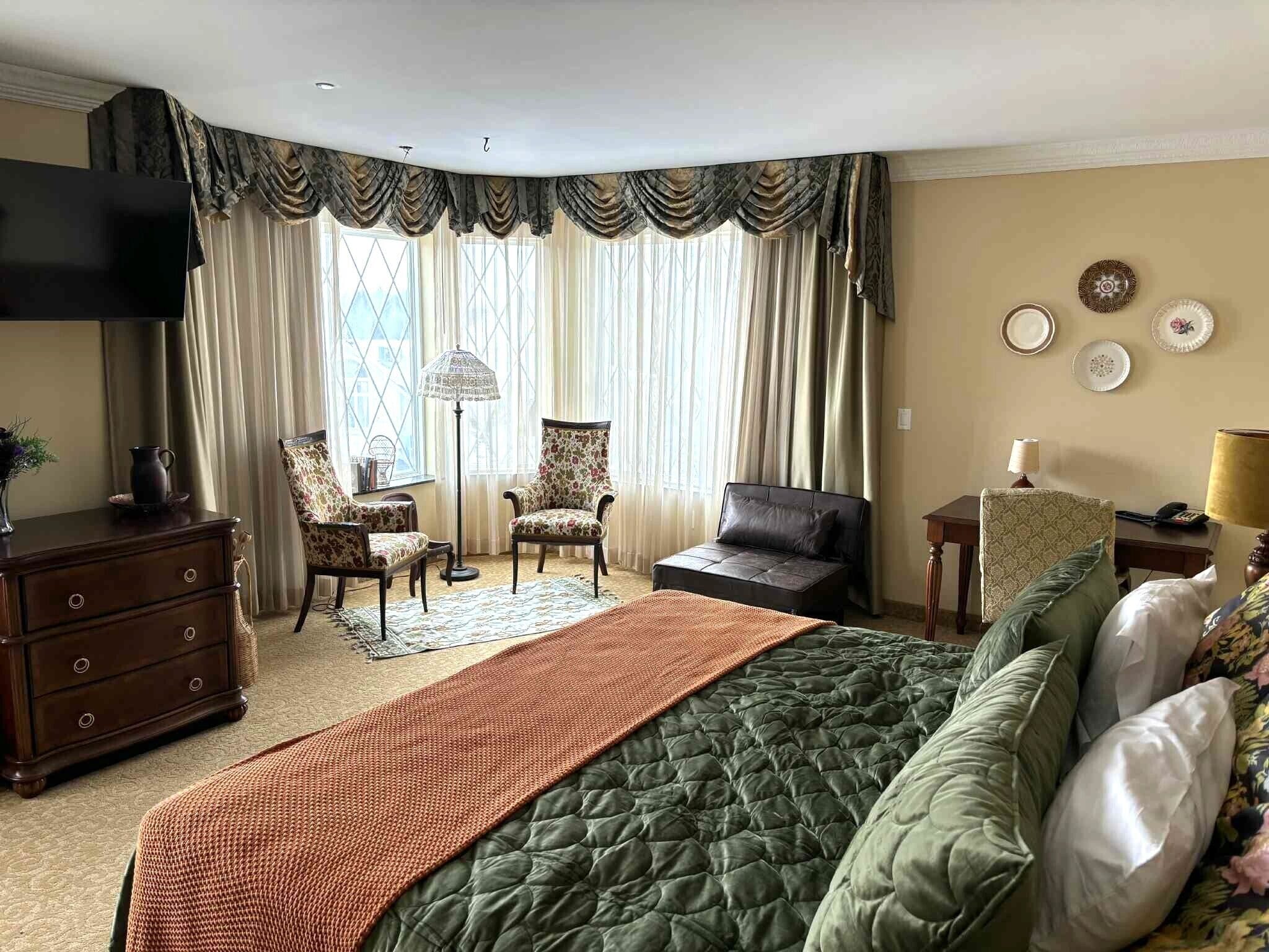 Luxury Single Room, 1 King Bed, Courtyard View | Premium bedding, in-room safe, individually decorated, desk