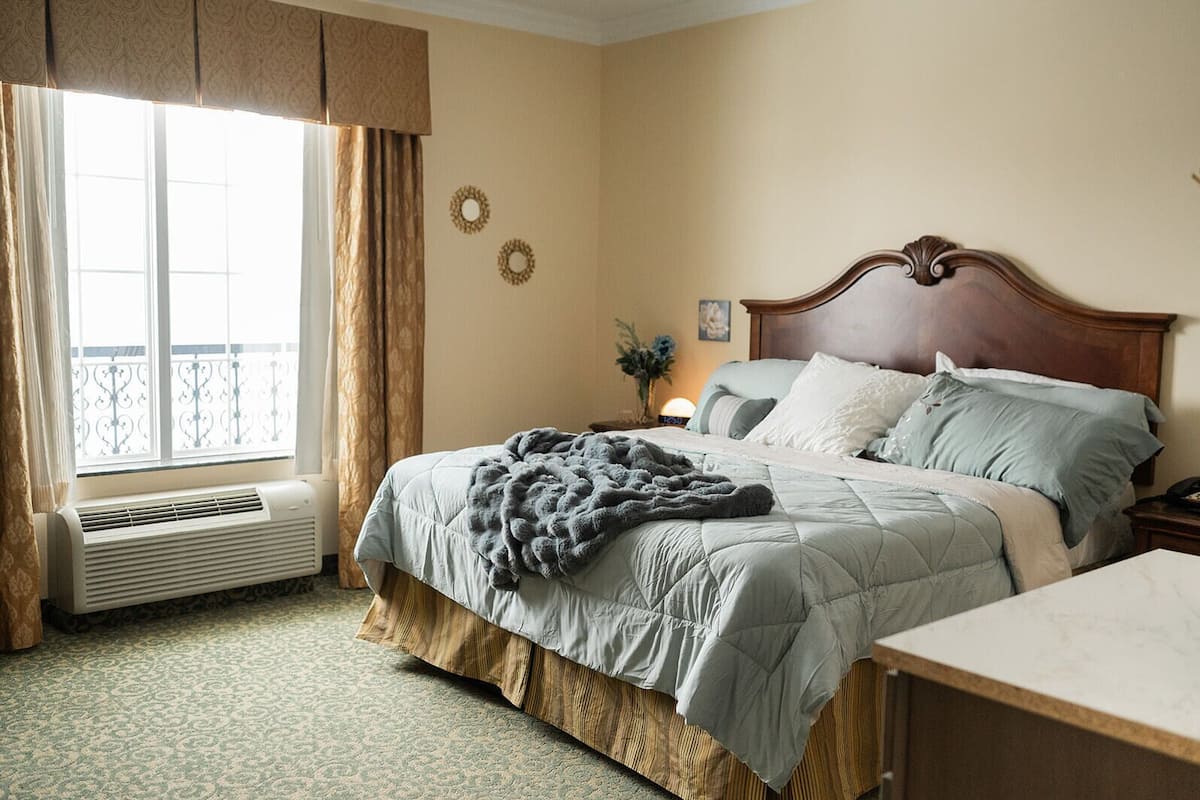 Comfort Room, 1 King Bed, Garden View