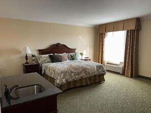 Premium bedding, in-room safe, individually decorated, desk - Aspiratinns Hotel & Wellness Center (Slate Hill)