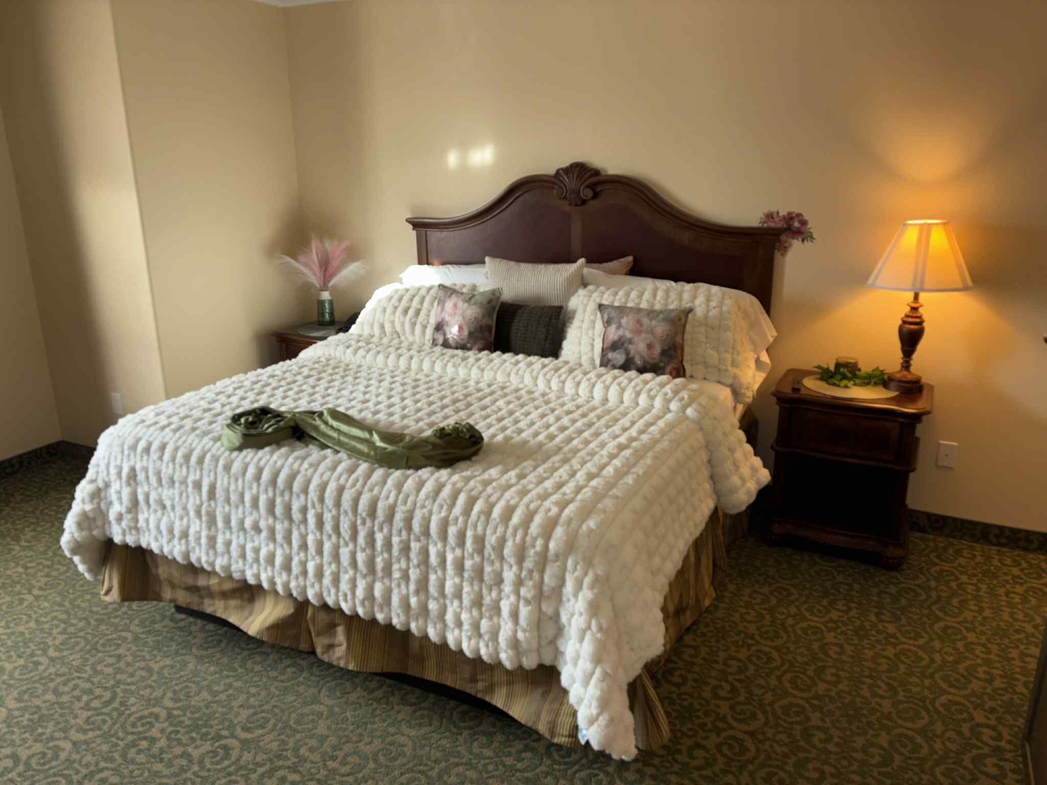 Comfort Room, 1 King Bed, Garden View | Premium bedding, in-room safe, individually decorated, desk