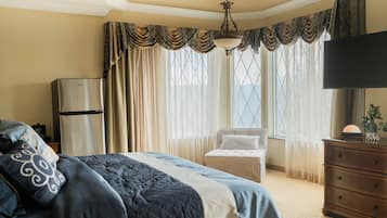 Luxury Room, 1 King Bed, Courtyard View | Premium bedding, in-room safe, individually decorated, desk