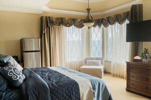 Quarto superluxo, 1 cama King, vista para o pátio | Roupas de cama premium, cofres nos quartos, escrivaninha