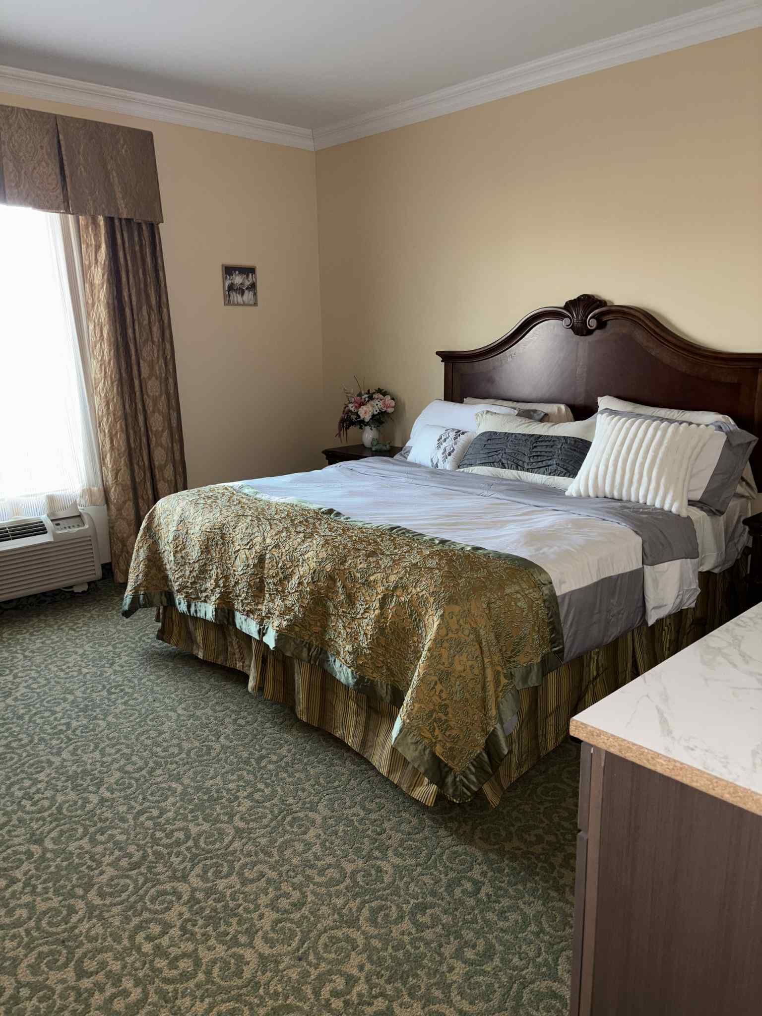 Classic Room, 1 King Bed | Premium bedding, in-room safe, individually decorated, desk