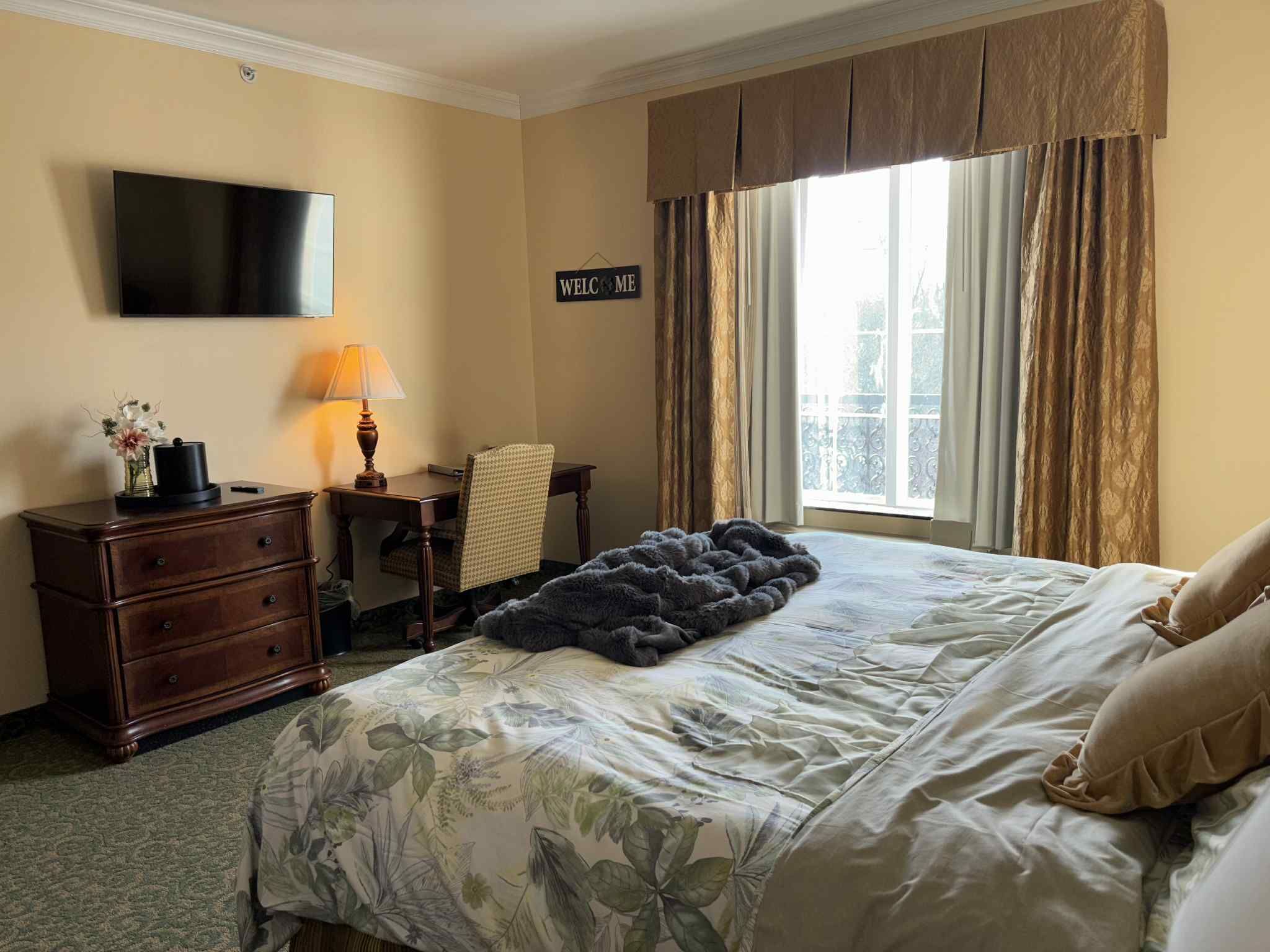 Comfort Room, 1 King Bed, Garden View | Premium bedding, in-room safe, individually decorated, desk