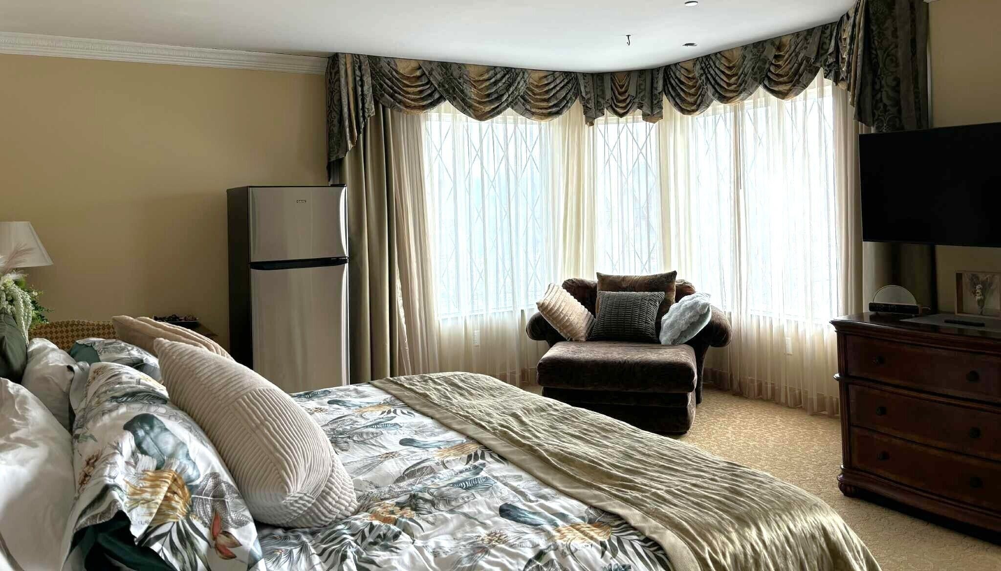 Luxury Single Room, 1 King Bed, Courtyard View | Premium bedding, in-room safe, individually decorated, desk