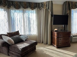 Roupas de cama premium, cofres nos quartos, escrivaninha
