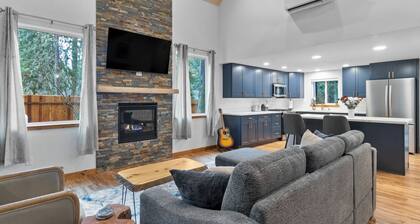 Rainier's Newest Luxury Chalet w/ Hot Tub-AC-WiFi