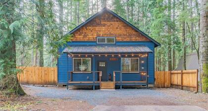 Rainier's Newest Luxury Chalet w/ Hot Tub-AC-WiFi