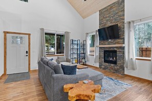 Smart TV, fireplace