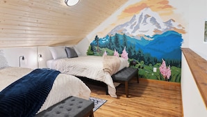 Un dormitorio con techo inclinado, una cama con edredón blanco, un banco y un mural de paisaje montañoso.