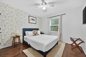 2 bedrooms, desk, iron/ironing board, travel cot - Dreamy 2BR Condo in Houston's Greater Third Ward (Houston)