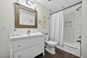 Hair dryer, towels, soap, toilet paper - Dreamy 2BR Condo in Houston's Greater Third Ward (Houston)