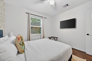 2 bedrooms, desk, iron/ironing board, travel crib - Dreamy 2BR Condo in Houston's Greater Third Ward (Houston)