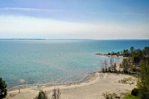 Cozy & Spacious Villa by Georgian Bay – Covered Porch, Many Beaches around!